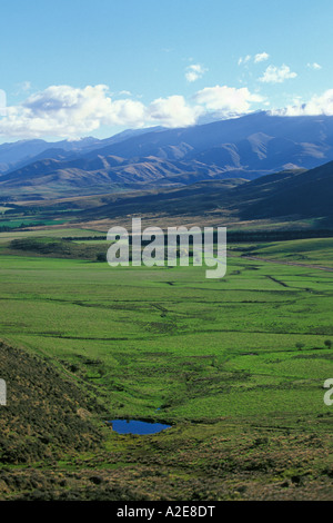 Guardando verso il basso la Opuha River Valley Ovest del monte Peel Canterbury sud Isola del Sud della Nuova Zelanda Foto Stock