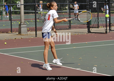 Femmina adolescente di alta scuola studente impara a giocare a tennis in un programma pubblico nel Michigan Foto Stock