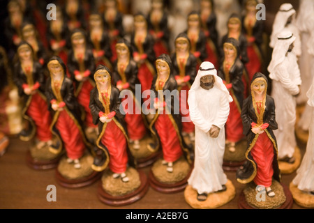 L'Aeroporto Internazionale di Dubai e Dubai Emirati Arabi Uniti il terminale al duty free shopping zona Sheikh Zayed souvenir Foto Stock