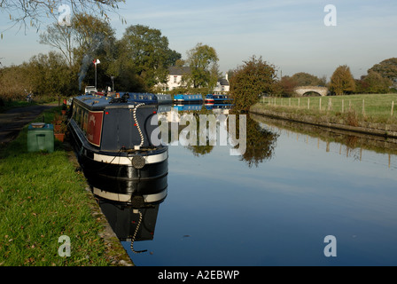 La Leeds / Liverpool canal al Red Rock Wigan, strette con barche ormeggiate. Foto Stock