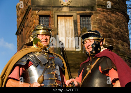 Legionario romano nella parte anteriore del Re Carlo torre, le mura della città di Chester, Cheshire, Inghilterra, Regno Unito Foto Stock