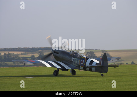 Spitfire rullaggio, Duxford, England, Regno Unito Foto Stock