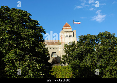 Beograd, fortezza con bandiera serba sventolare nel vento Foto Stock