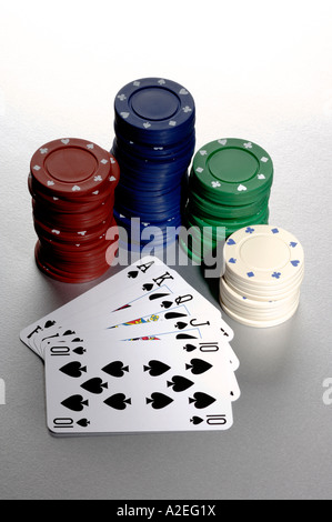 Poker chips e Royal Flush carte da gioco Foto Stock