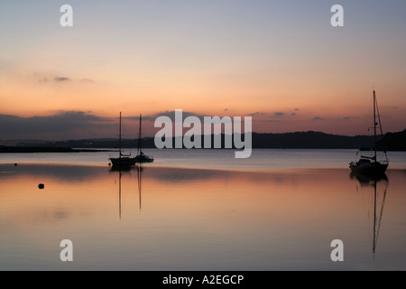 Barche in sole serale presso la riva Alvor Algarve Portogallo Foto Stock