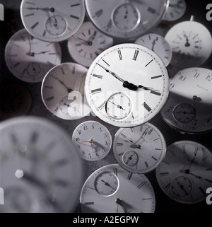 Tempo - Orologi flottante guardare le facce che mostra vari Time Foto Stock