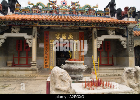 Dh Pak Tai tempio CHEUNG CHAU HONG KONG Joss stick bruciatore urna tempio edificio ingresso cinese taoista il Daoismo Foto Stock