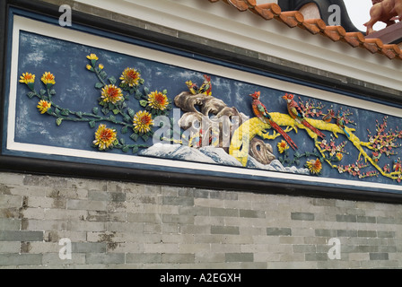 dh Pak Tai Tempio CHEUNG CHAU HONG KONG Mosaico foto fiori e uccelli sul muro esterno del tempio taoismo cina pittura Foto Stock