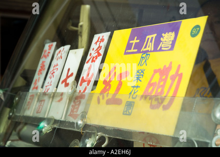 Dh Minibus segno tariffa Mong Kok di Hong Kong la calligrafia cinese segni di destinazione anteriore del bus BUS cina trasporti Foto Stock