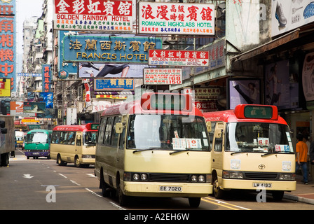 dh Minibus MONG KOK HONG KONG Red Bus pubblico servizio non programmato backstreet autobus di strada trasporto mongkok strada Foto Stock