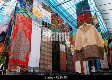 Dh Ladies Market Tung Choi Street Mong Kok di Hong Kong Pashmina colorate e la seta scarfes avvolge il negozio di display di stallo sciarpa di Kowloon Foto Stock