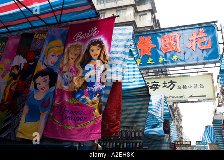 dh Ladies Market MONG KOK HONG KONG mercato di strada mostra asciugamani per bambini e segni calligrafia cinese barbie mongkok tung choi kowloon Foto Stock
