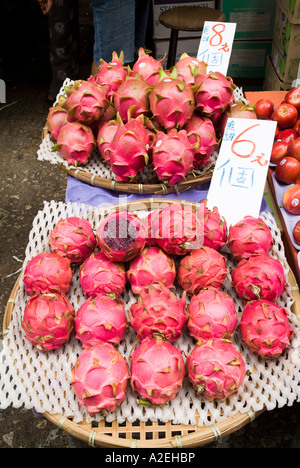 Dh Giordania mercato della frutta di Yau Ma Tei HONG KONG Street mercato della frutta frutta fresca display del frutto del drago cinese di cibo in stallo Foto Stock