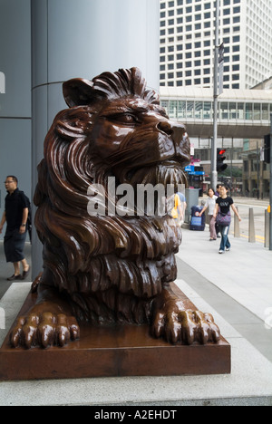 dh HSBC Hong Kong quartier generale CENTRALE HONG KONG bronzo statua leone destro Stitt feng shui scultura fung shui hk fengshui banca Foto Stock
