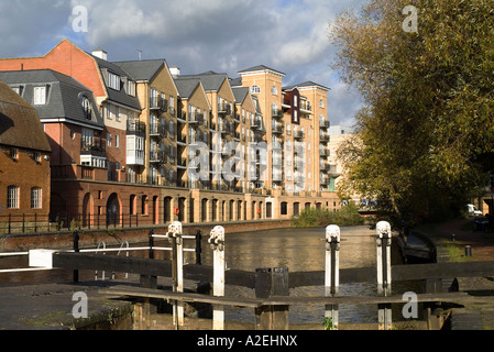 dh River READING BERKSHIRE il canale Kennett Avon si trova a porte d'accesso lungo il fiume appartamenti canali inglese moderno edificio di lusso blocco inghilterra serratura cancelli Foto Stock