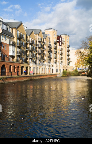 Dh Kennet River Reading Berkshire il Kennet Avon canal e Riverside Appartamenti casa Foto Stock