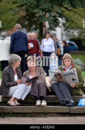 I VISITATORI DI THE CHELTENHAM FESTIVAL DELLA LETTERATURA REGNO UNITO Ott 2006 Foto Stock