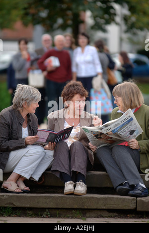 I VISITATORI DI THE CHELTENHAM FESTIVAL DELLA LETTERATURA REGNO UNITO Ott 2006 Foto Stock