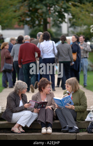 I VISITATORI DI THE CHELTENHAM FESTIVAL DELLA LETTERATURA REGNO UNITO Ott 2006 Foto Stock