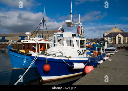 Dh porto a Kirkwall KIRKWALL ORKNEY barche da pesca a fianco di quayside barca da pesca Julie d ormeggio ormeggiate Foto Stock