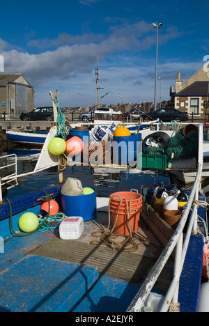 Dh porto a Kirkwall KIRKWALL ORKNEY di attrezzature da pesca a poppa della barca da pesca a fianco di banchina Foto Stock