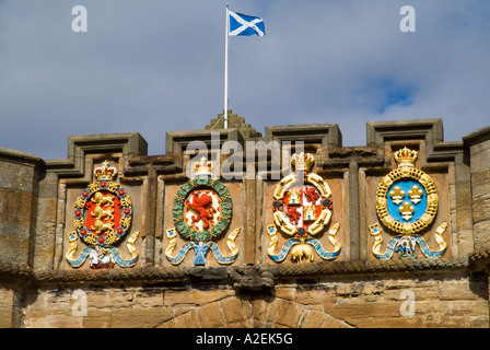 dh Linlithgow Palace cancello esterno LINLITHGOW PIETRA LOTHIANA scolpita dipinta stemma eraldry sopra le creste di ingresso Foto Stock