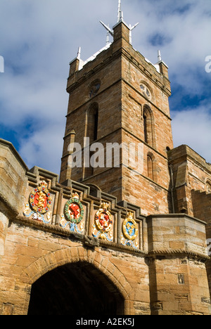 dh Palace cancello esterno LINLITHGOW WEST LOTHIAN pietra scolpita dipinto Stemma eraldry ingresso St Michaels chiesa storica scozia regno unito medievale Foto Stock