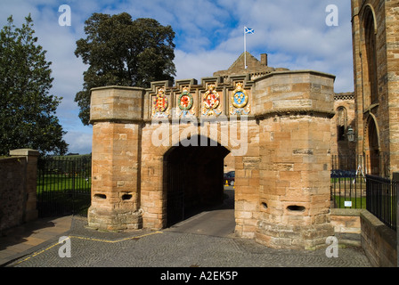 dh Linlithgow Palace porta esterna LINLITHGOW LOTHIAN Historic Palace ingresso porta torrette muro di pietra Foto Stock