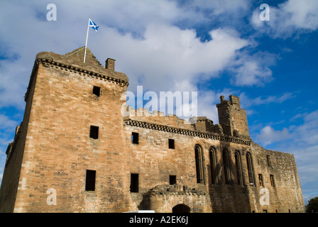 dh LINLITHGOW PALACE WEST LOTHIAN Scottish Saltyre bandiera volare merli di palazzo castello scozia Foto Stock