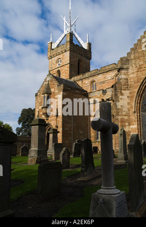 Dh St Michaels Chiesa Parrocchiale LINLITHGOW LOTHIAN corona sul campanile di una chiesa e cimitero di lapidi Foto Stock