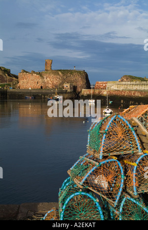 dh Victoria Harbour DUNBAR LOTHIAN EAST Lobster creels Dunbar Castle barca di pesca lasciando vecchio porto pesce mare porto granchio cestino pentole uk Foto Stock