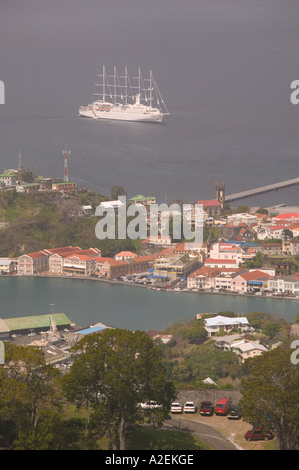 Caraibi, Grenada, St. George's: San Giorgio antenna del porto da Fort Frederick Foto Stock