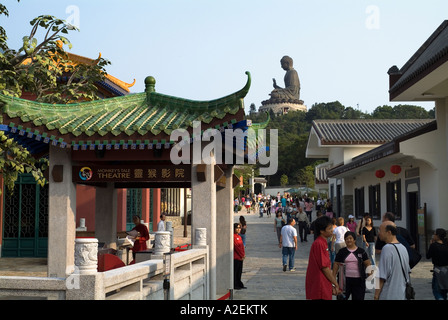 Dh Ngong Ping 360 village LANTAU HONG KONG turistico in via principale e la statua di Buddha di Tian Tan isola Foto Stock