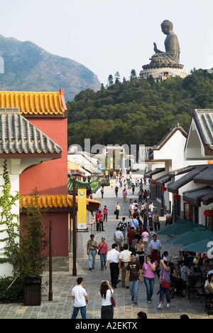 Dh Ngong Ping 360 village LANTAU ISLAND HONG KONG turisti Tian Tan Buddha statua Monastero Po Lin tourist Foto Stock