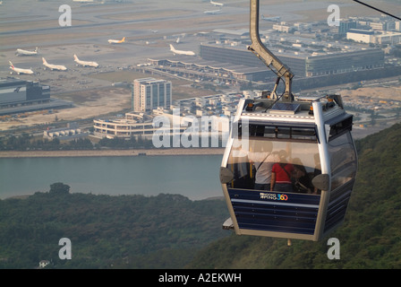 dh Ngong Ping 360 villaggio CHEK LAP KOK HONG KONG Tourist Viewing HK Skyrail vista aerea gondola ascensore tung chung cabinovie aeroporto internazionale Foto Stock