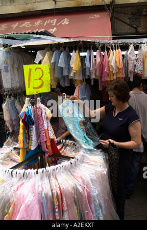 Dh marmo Road Market North Point HONG KONG turista femminile panno vestiti strada del mercato di stallo shopping donna lady affare Foto Stock