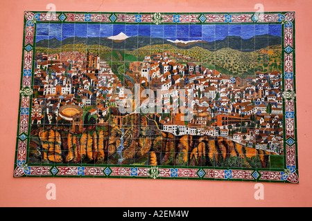 Una piastrella ceramica murale di Ronda si trova su di una parete della città vecchia, Andalusia Spagna. 2006 Foto Stock