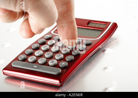 Mano maschio con la calcolatrice Foto Stock