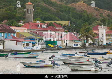 French West Indies, Guadalupa, Grande Terre, Les Saintes, Terre de Haut: Bourg Des Saintes, Porto & Vista Città / mattina Foto Stock