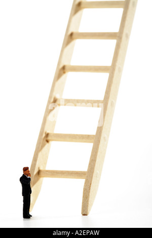 Business man figurina in piedi nella parte anteriore della scaletta Foto Stock
