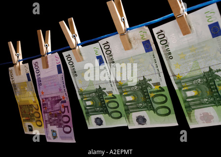 Le banconote in euro su stendibiancheria Foto Stock