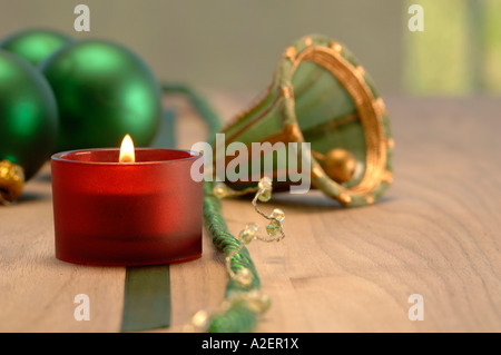 Decorazione di natale con candela che brucia e baubles di natale Foto Stock