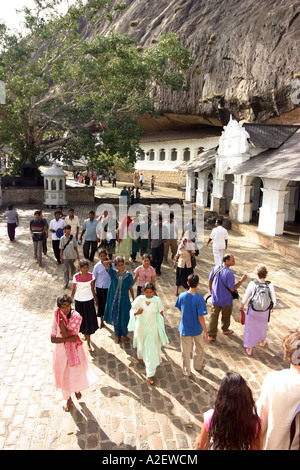 Dambulla Sri Lanka: Turisti e abitanti locali, tempio delle grotte di Dambulla, esterno, grotte di Dambulla, Sri Lanka Travel; turismo dello Sri Lanka; Asia Foto Stock