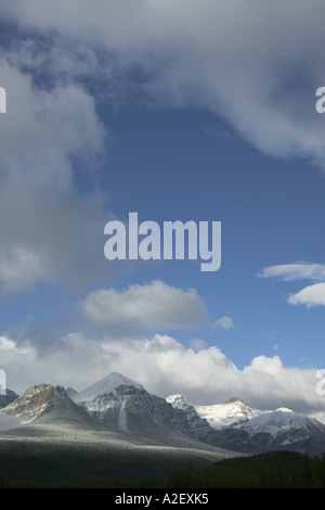 Canada, Alberta, il Parco Nazionale di Banff, Lago Louise, inizio inverno Mountainscape da Bow Valley Parkway Foto Stock