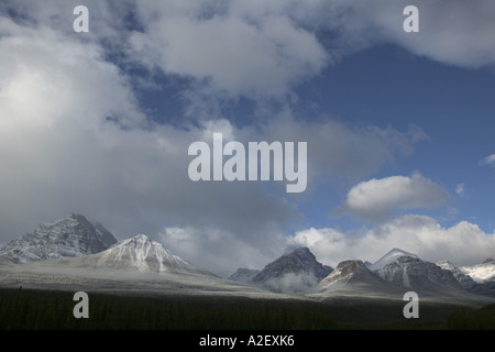 Canada, Alberta, il Parco Nazionale di Banff, Lago Louise, inizio inverno Mountainscape da Bow Valley Parkway Foto Stock