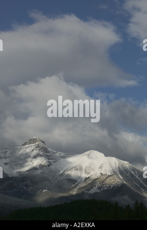 Canada, Alberta, il Parco Nazionale di Banff, Lago Louise, inizio inverno Mountainscape da Bow Valley Parkway Foto Stock