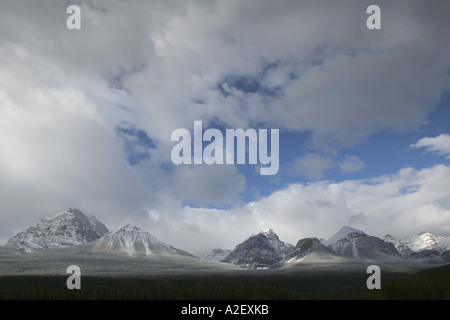 Canada, Alberta, il Parco Nazionale di Banff, Lago Louise, inizio inverno Mountainscape da Bow Valley Parkway Foto Stock