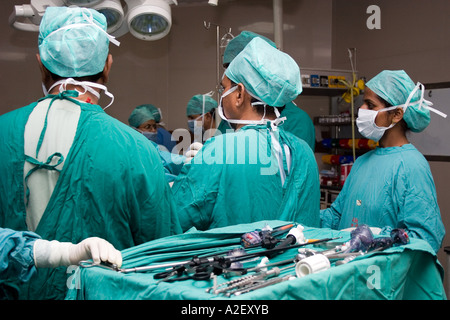 I chirurghi, medici e loro apparecchiature all'interno del teatro di funzionamento Foto Stock