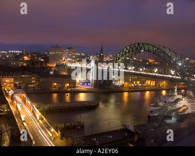 Tyne Bridge e ponte girevole Newcastle upon Tyne di notte Foto Stock