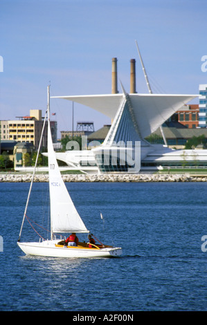 Barca a vela sul lago con Calatrava ala di Milwaukee Art Museum di Milwaukee, Wisconsin USA Foto Stock